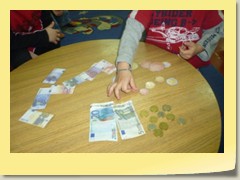 -Αφού είδαμε προσεκτικά τα κέρματα και τα χαρτονομίσματα του ευρώ , πλαστικοποιήσαμε κάποια που εκτυπώσαμε στον Η.Υ., τα βάλαμε στις ταμειακές μηχανές και στα πορτοφόλια μας και άρχισαν οι συναλλαγές! 